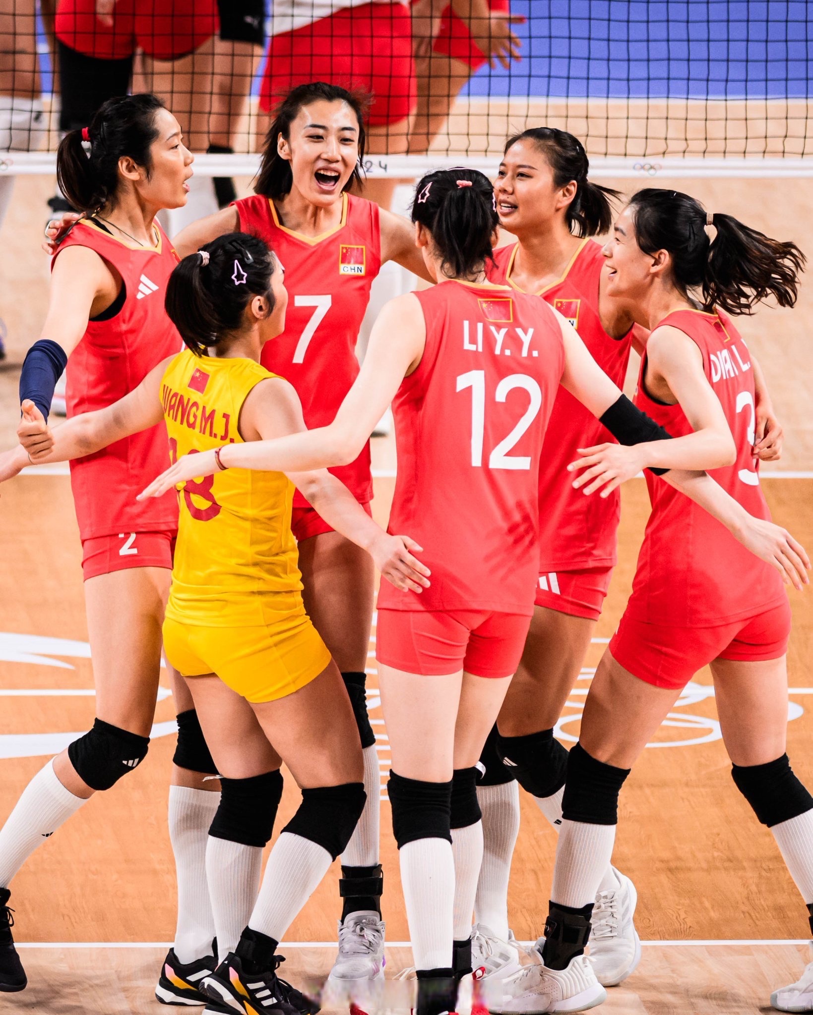 中国女排换血大幕拉开！这群小姑娘能扛住吗？
新一届中国女排集结完毕，一眼望过去，好多生面孔。队伍正式进入新老交替的节奏，一大批年轻姑娘穿上了国家队战袍。老女排那批黄金一代把“女排精神”四个字刻进了球迷心里，如今接力棒交到了更年轻的手上。

回头看看过去那些比赛，这支队伍没少被质疑。成绩起起伏伏，也经