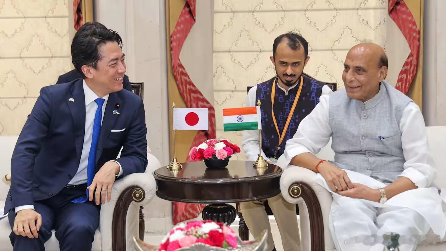 印度与日本签署海上安全合作协议，加快扫雷、舰船制造和无人系统合作

《日经亚洲》8月20日报道，印度国防部长拉杰纳特·辛格与到访的日本防卫大臣小泉进次郎在新德里签署海上安全合作安排备忘录，决定进一步加强两国海上安全和尖端防务技术研发合作。

根据联合声明，双方将为印度海军与日本海上自卫队 ​