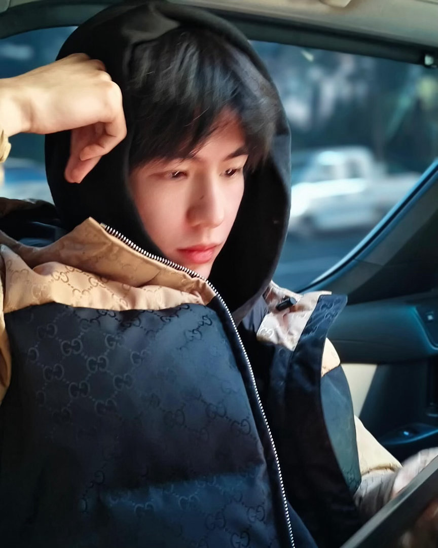 #张凌赫刺棠路透#

周末到了，不赶时间不赶行程，就这么悠悠地过慢生活真好

#张凌赫动感地带z世代主理人# ​
