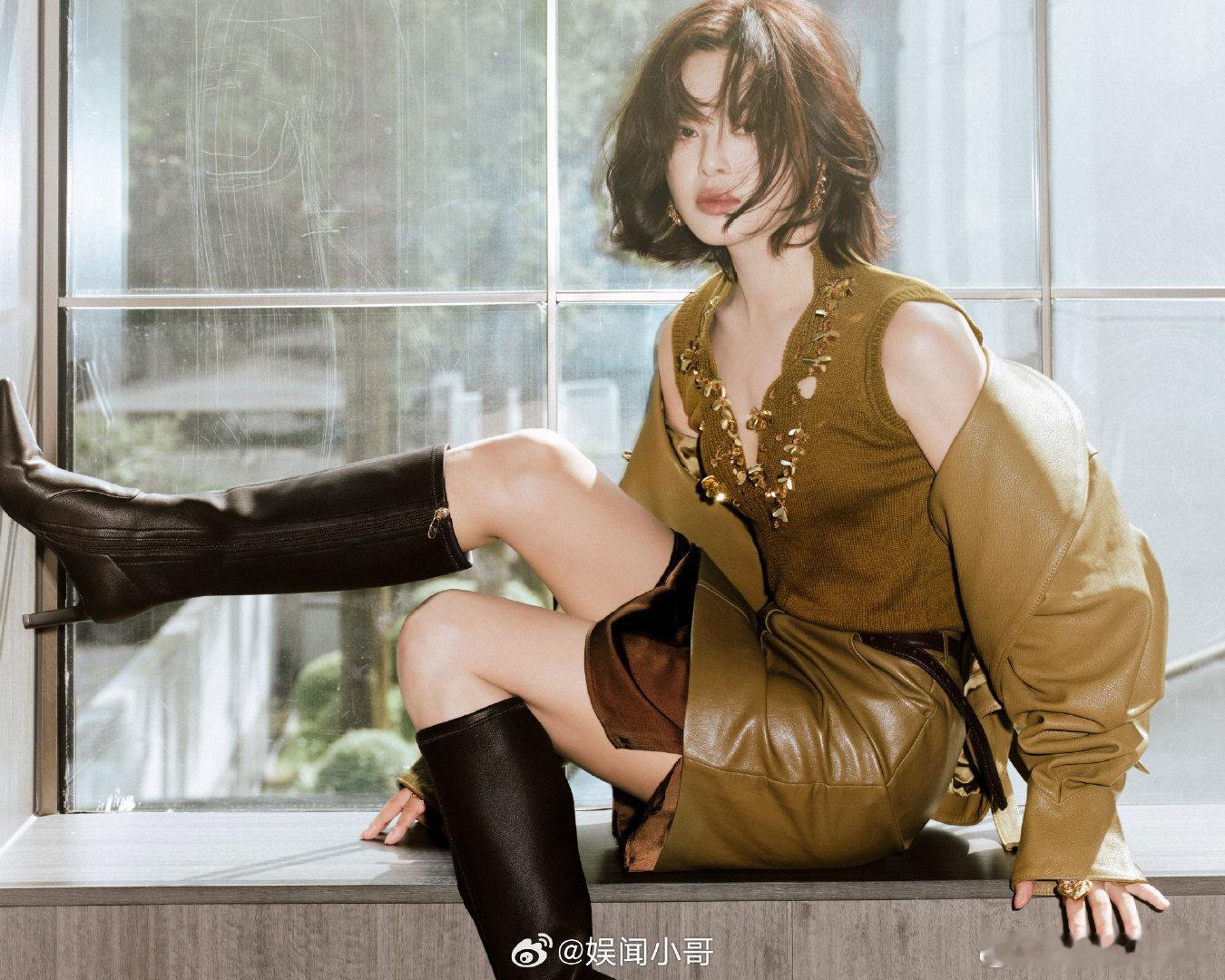 #辛芷蕾头发越剪越短了#辛芷蕾剪完这款超短发气场直接开挂！以前长发是妩媚氛围感，换成短卷发又是另一种味道。微卷发丝松松散散，配上皮衣又冷又飒，把她自带的故事感完全凸显出来。短发真的太适配她，把个人特质发挥得淋漓尽致。 ​