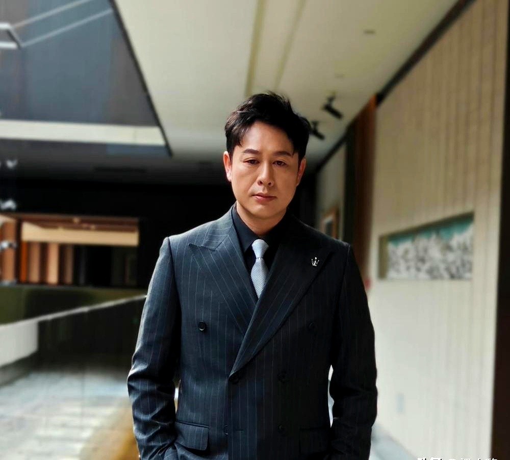 马伊琍刚问想不想当导演，张颂文连连摆手，把话说得毫无退路。

“太苦了。”他直言不讳。当导演得死死压住脾气，去端水照顾全剧组。他只想纯粹做演员，多拍戏。

回头看这趟浑水，多少老戏骨栽了跟头。郭涛跨界导戏仅3.1分，吴镇宇3.6分，邓超黄磊都没逃过口碑翻车。

剧本灯光资方，哪环拉胯都得导演扛。光靠
