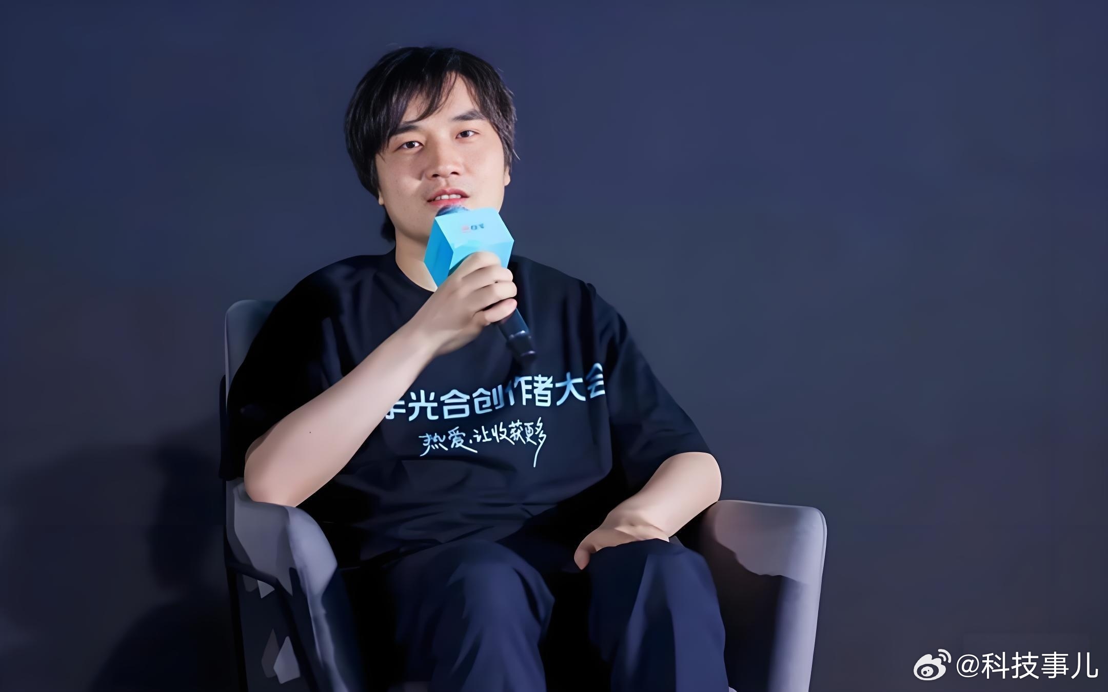 国庆前快手搞了个大动作，程一笑亲自兼任社区科学线负责人，于越（就是盖坤，清华本硕博连读那个）转去可灵AI当CEO，全面专注搞AI。说白了，可灵要独立冲商业化了，估值都破百亿美元了，Q2单季营收8.5亿，涨了两倍多，确实猛。程一笑发全员信感谢于越，还强调可灵是快手AI战略核心，未来跟各业务协同共 ​