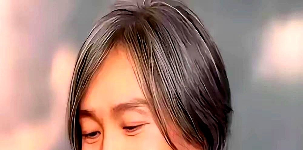 吴启华跳出黄线，指着鼻子喊“打我呀笨蛋”，紧接着挨了一顿胖揍。

这段全网传阅的表情包名场面，拍摄时连张纸质剧本都没有。周星驰在片场直接抛开设定，逼着临时救场的吴启华现场现编。

原本方唐镜定的是陈百祥。吴启华赶鸭子上架，面对星爷连珠炮一样的即兴台词，只能死咬着牙硬接招，在公堂上彻底放飞自我，逼出了