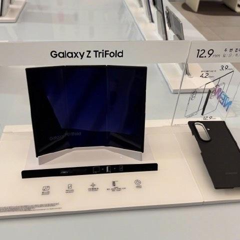 #三星剑指iPhoneDuo#为正面抗衡苹果iPhone Duo折叠机型，三星计划在2027年推出史上阵容最庞大的Galaxy Z折叠屏产品线。整轮规划一共包含6款新机，覆盖直板折叠、三折叠与全新滑盖机型。机型涵盖Fold9系列、Flip9、二代三折叠以及首款卷轴屏产品，通过丰富机型档位全面抢占折叠屏市场，进一步拉开产品差 ​