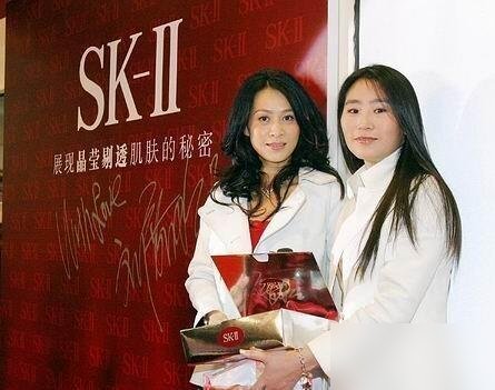 刘嘉玲59岁这张脸，把多少30岁的女明星逼得没法活。
前几天她晒和盆栽哥在维港吃饭，镜头怼脸，皮肤紧得能反光。接着又跑敦煌，裹条围巾站沙漠里，风一吹，那个状态，根本不像是快60的人。
再看她跟梁朝伟，40年了，不腻不吵，各玩各的，反倒越过越稳。
她说过一句：女人最好的保养品，是心里不慌。
你