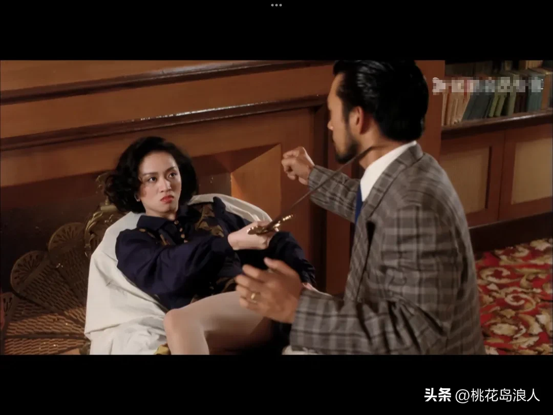 梅艳芳的打戏靓过洪金宝和元彪呀。
《乱世儿女》，上映于1990年，领衔主演为元彪、梅艳芳、林子祥、洪金宝、林忆莲等。
撇开童年滤镜，《乱世儿女》应该是一部烂片，剧本单薄。
该片故事背景设置于民国时代的上海，军阀、列强、黑帮、爱国者，在上海滩明争暗斗，妥妥的乱世。
可是，《乱世儿女》却浪费了如此题材，
