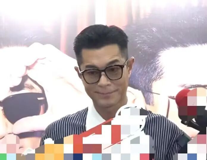刘德华力挺古天乐！

8月22号晚上，香港红馆，古天乐这辈子第一场个人演唱会《MY FIRST SHOW》开到最后返场环节，台下一万多观众本来还在鼓掌，舞台大灯一亮，刘德华从侧边走出来，全场瞬间尖叫，声音大得房顶都要震起来。

这是古天乐入行三十多年，头一回站上红馆开个人演唱会。之前大伙都知道他拍戏