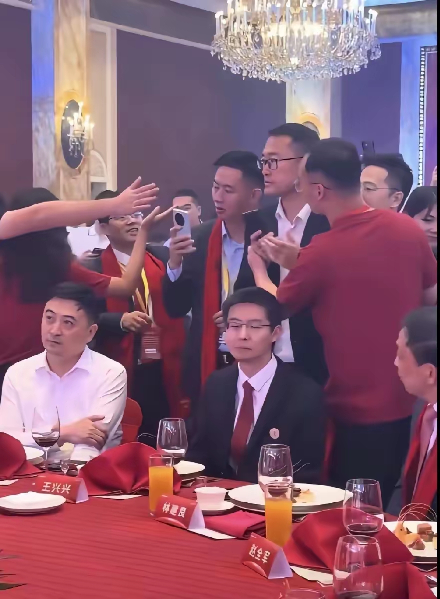 看了昨天宇树科技的表现之后，就明白为什么创始人王兴兴在IPO发布会是全程都不开心了，这并不是他刻意保持低调，而是他内心估计是存在抗拒的。

其实王兴兴是一个比较简单的人，他没有那么多心思，更多的只是对机器人这个行业的热爱，并希望用更多的时间和精力去把这个机器人做好，其上市的真正目的，也并不像其他企业