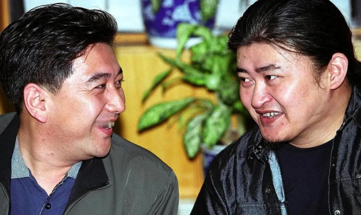 一代音乐大师刘欢悄然离世，直到消息公布，许多人才惊觉那位唱了半辈子的歌手，就这样安静地走了。最让人唏嘘的是，连相识三十多年的老友水均益，事先也毫不知情。
要说这两人的交情，那可不是一般的深。水均益与刘欢同龄，两人一路走来已超过三十个年头。当年水均益出版人生第一本书，执笔作序的正是刘欢；后来刘欢的妻子