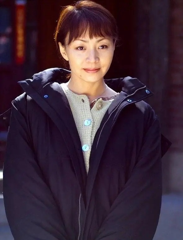 近期宋丹丹因一段在综艺中无妆造即兴演绎的话剧独白再度刷屏，让“传说中的天赋型演技”成为热议焦点，这背后其实藏着她数十年舞台磨砺出的极致真实感。 一、天赋核心：极度生活化的“零痕迹”表演- 毫无表演痕迹