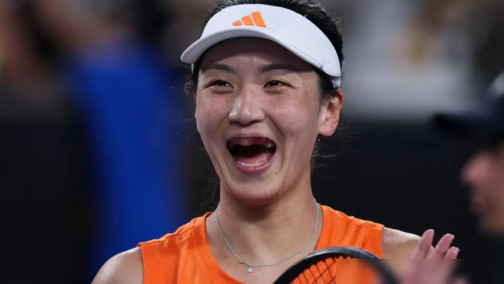 7个破发点，一个没拿下来。
张帅美网首轮3-6、2-6输给费尔南德斯，光第二盘第四局就先后攥着5个破发点，全被人家挨个化解。不是没机会，是机会全在手里漏没了。
赛后有人拿年龄说事，她直接回了一句：别拿年龄来定义我。话说得硬气，但场上的关键分，确实没硬起来。面对高排位种子，防守韧性有，进攻穿透力不