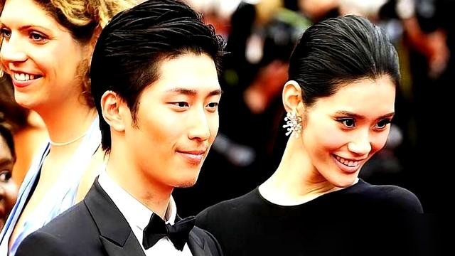 当年戛纳红毯上并肩走的俩人，估计谁也没想到日后能成一家人。
窦骁跟奚梦瑶，那会儿一个演员一个超模，纯工作关系。结果一个转头娶了赌王千金何超莲，一个嫁了何猷君。同事变亲戚，这剧本编剧都不敢这么写。
再看眼下，奚梦瑶补办婚礼，龙凤镯金链子挂满身，赌王几房罕见同框，排面给足。窦骁那边呢，央视大剧口碑翻