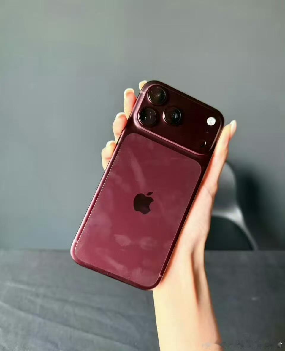 iPhone 18 Pro系列9月18日发售后，用户社区出现多起“Panic Full”反馈，表现为设备死机、自动关机后意外重启。

美国市场也有类似报告，有用户称新机不到24小时反复重启，在Face ID、Apple Wallet等场景中触发。

国内社交平台上，还有用户反映同时下拉通知中心和控制