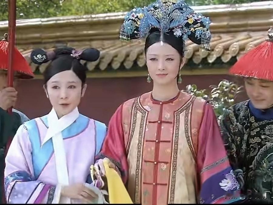 前阵子《甄嬛传》重聚晚会，蒋欣说起滴血认亲还是兴奋，但我最近翻老剧，发现华妃身上有个细思极恐的细节。
别的嫔妃脖子上都戴着龙华，那是地位的象征。皇后戴，甄嬛戴，连安陵容都有。唯独华妃，哪怕最得宠的时候，脖子永远空着一截。
这绝不是剧组疏忽。龙华代表正妻名分，华妃再跋扈，在皇上眼里始终只是个妾，连