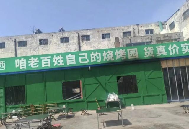 菏泽一烧烤店主遭百次重复投诉被迫停业

导语
最近这起菏泽烧烤店关门的事件，我捋完全部公开报道，有几个点确实值得聊聊。

政务热线的异常预警不能缺位

我之前也打过12345反映过楼下烧烤店油烟扰民的问题，知道“接诉即办”本来是便民的好事，但这次同一个人短时间内对着同一家店投116次，还覆盖当地60