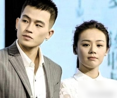 马思纯当年跟欧豪分手，工作室声明就一句话：相逢无悔，过往无憾。
你看这八个字，多体面，多官方，多像两个经纪团队开了三次会磨出来的。
可往回翻，2014年拍《左耳》好上的，2017年马思纯生日欧豪才公开，2018年8月8号，双方同时甩出图片声明，时间点都卡得死死。
马思纯家里什么底子，小姨是蒋雯