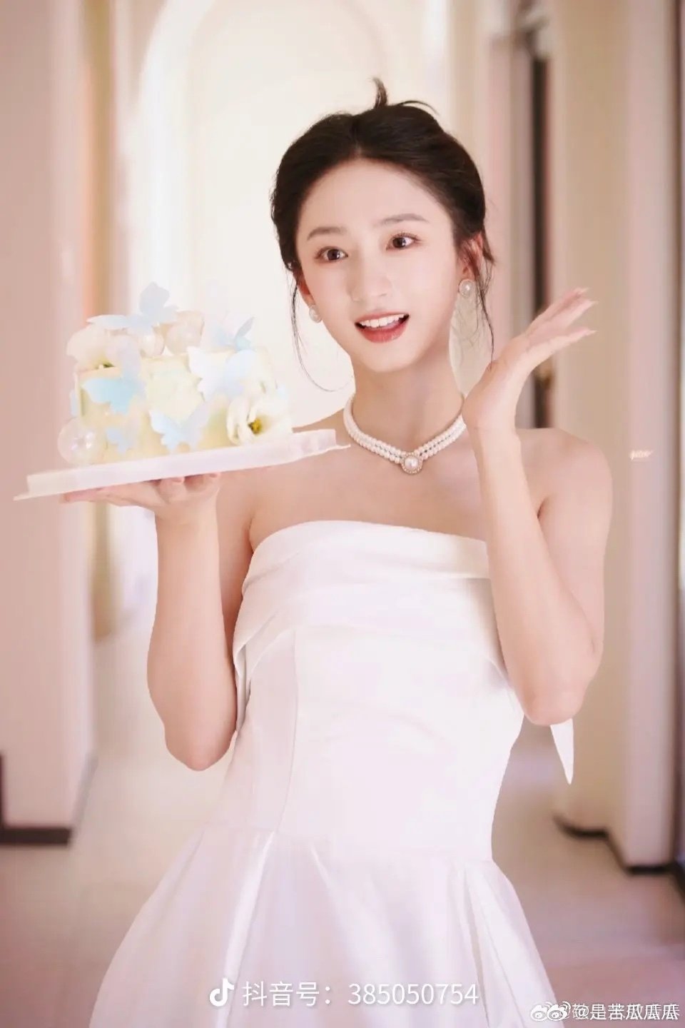 #谭盐盐[超话]##独家盐选#  亲爱的谭盐盐，生日快乐！希望你可以一直做自己，少一些烦恼！一直在自己热爱的生活里奔跑！不止生日快乐，往后的每一天都要快乐！[心][心][心][心][心][心] ​