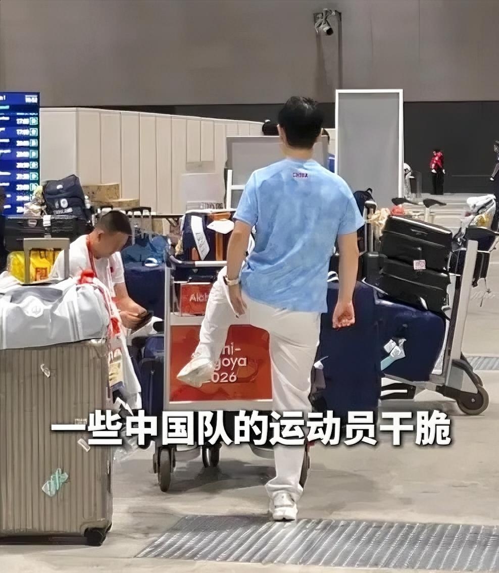 刚刷到名古屋亚运会这些破事，真的给我整无语了。本来还想着看看比赛，结果开幕前就这么多幺蛾子，简直离谱到家了。

国乒到了机场直接被晾在那儿，好几个小时没人管，连个接驳车都等不到，最后就发了点水。孙颖莎当场原地开练保持状态，我看着都心疼。这可是代表国家出去比赛的运动员啊，连最基本的接待都搞成这样，组委