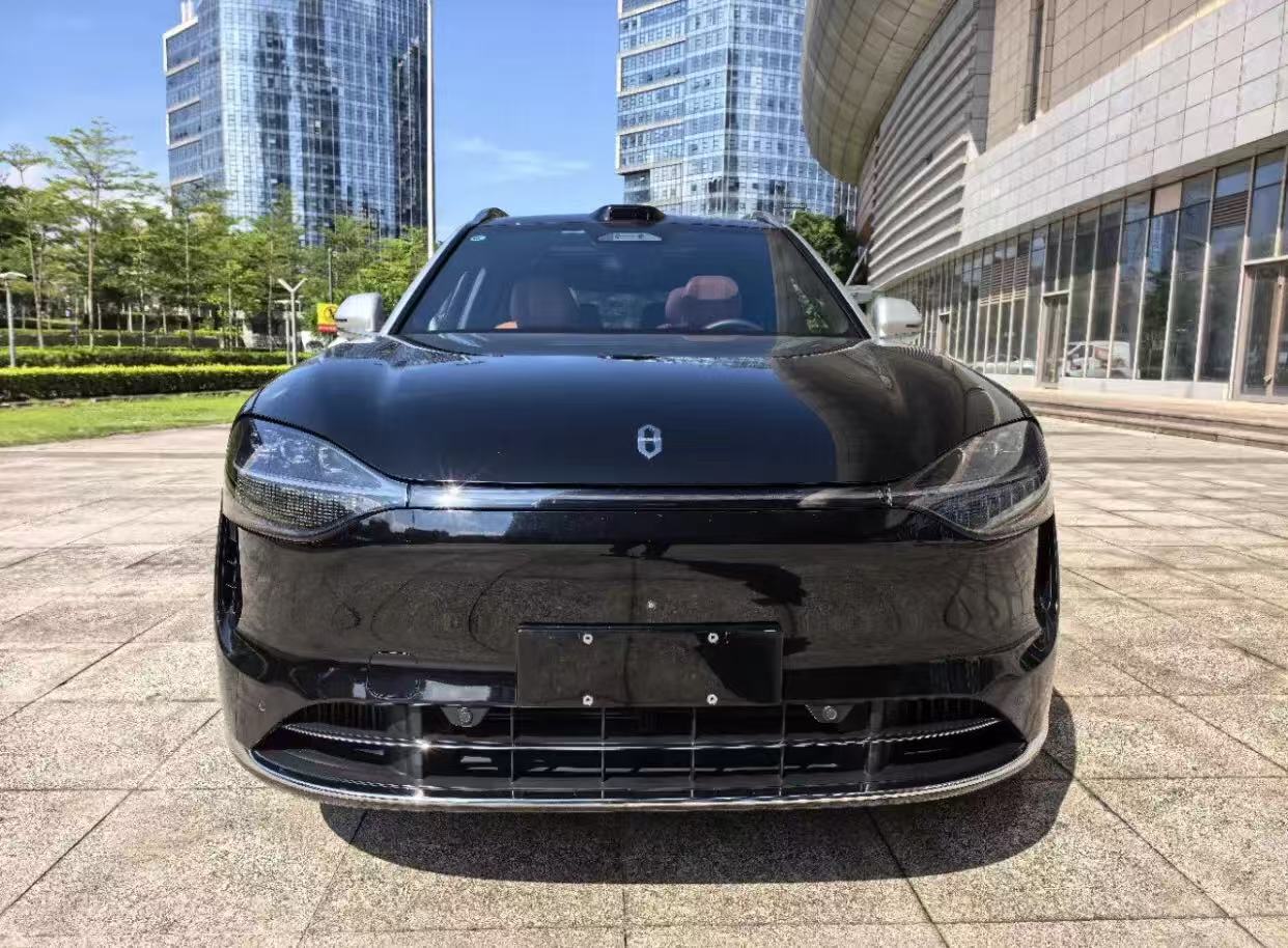 问界M9，品牌的旗舰车型，几乎把能上的东西都安排上。作为旗舰，目标就是给到拉满的体验。但价格也水涨船高，买这个价位的用户，要求会格外严苛。方方面面都不能拉胯，只要有一处短板，就很容易被无限放大，旗舰产品容错率很低。【来自懂车帝车友圈】