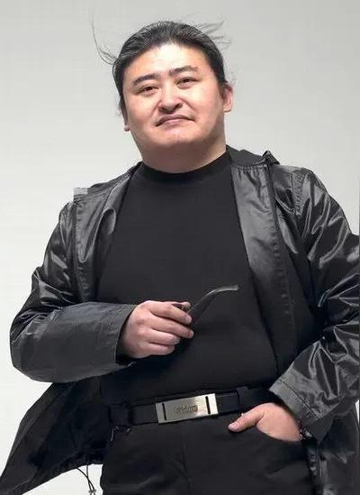 1.刘欢中国好声音和好歌曲的学员，他一直都真当自己的学生。不是做完节目，做完秀就扔，也不会因为你没名气，淘汰了就不搭理你。这里面他最最最喜欢的是袁娅维。

2.被吐槽演技差的那个女艺人，最近公司花了很挺多钱去压热搜的，不想让这个事情继续发酵下去。

3.兰香如故里面袁绍辉扮演者就是当年杨紫 ​