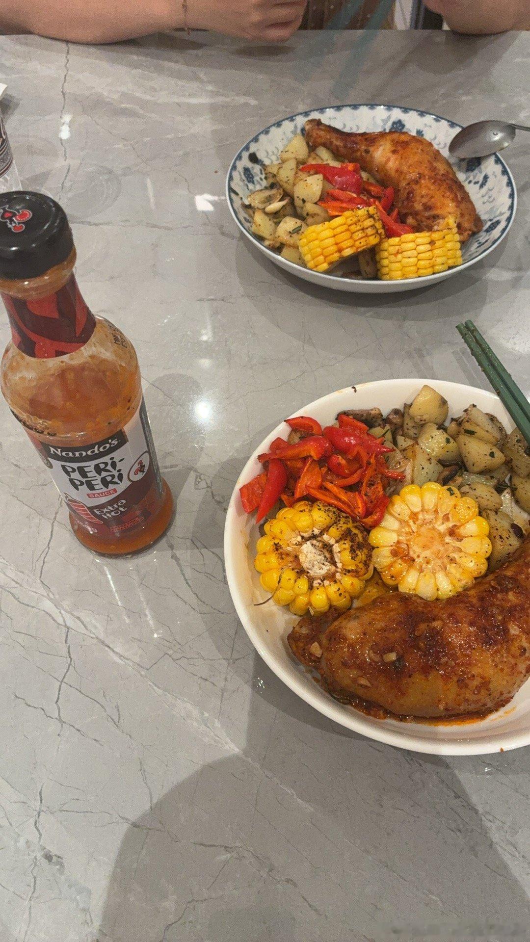 复刻nandos 烤鸡成功，一口气把孙哥从马来西亚带回来的periperi extra hot 用掉一半。趁着下映前两天看了龙餐馆，整个厅一共两对情侣四个成年人哭得比沈腾还大声。 ​