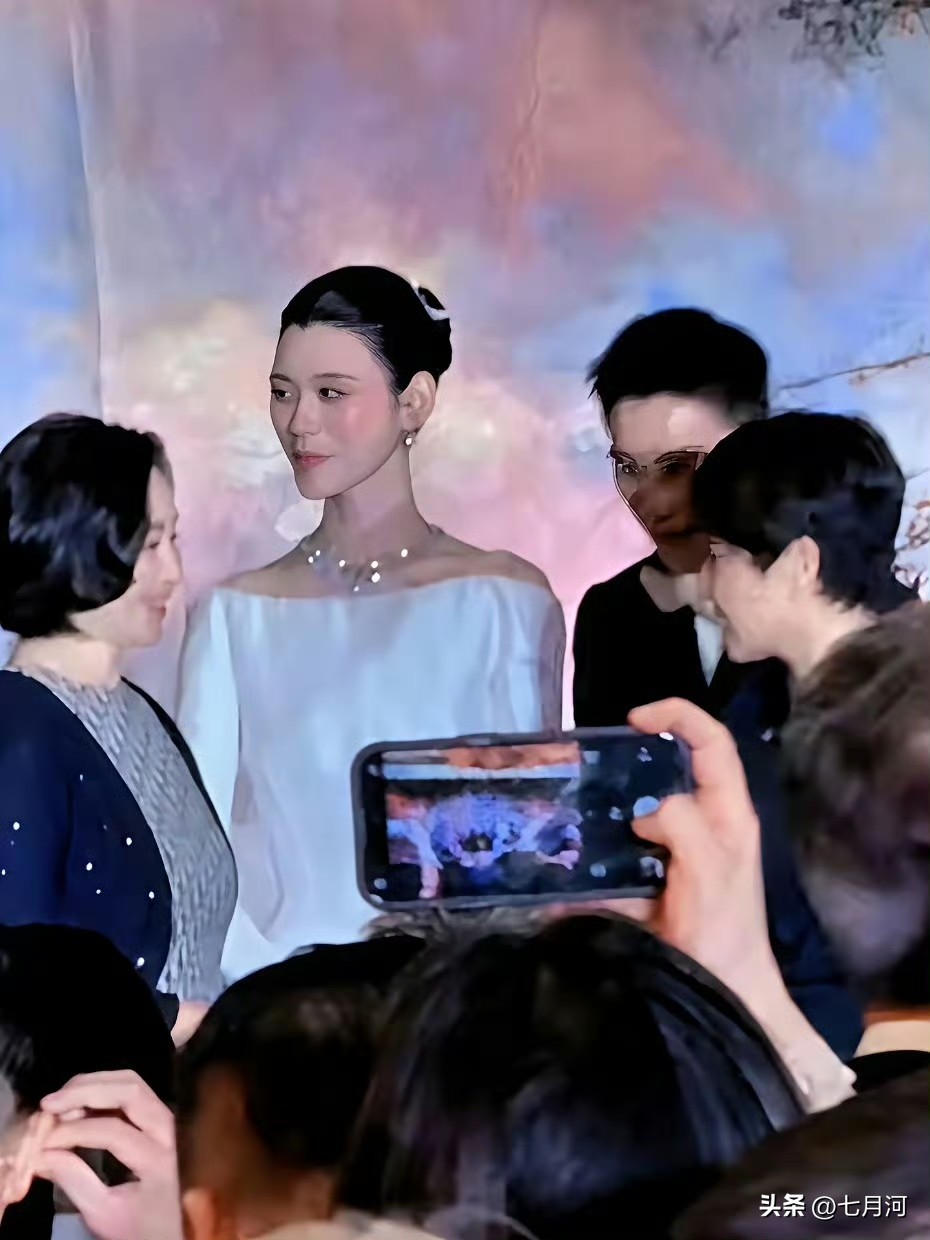 这一次，在何猷君奚梦瑶的澳门答谢宴里，何超琼给足了四太梁安琪的面子！ ​​​