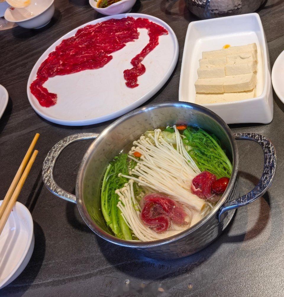 下雨天和啥最配？当然是小火锅啦！🍲清汤，荤素搭配，营养又美味🥬。 ​​​