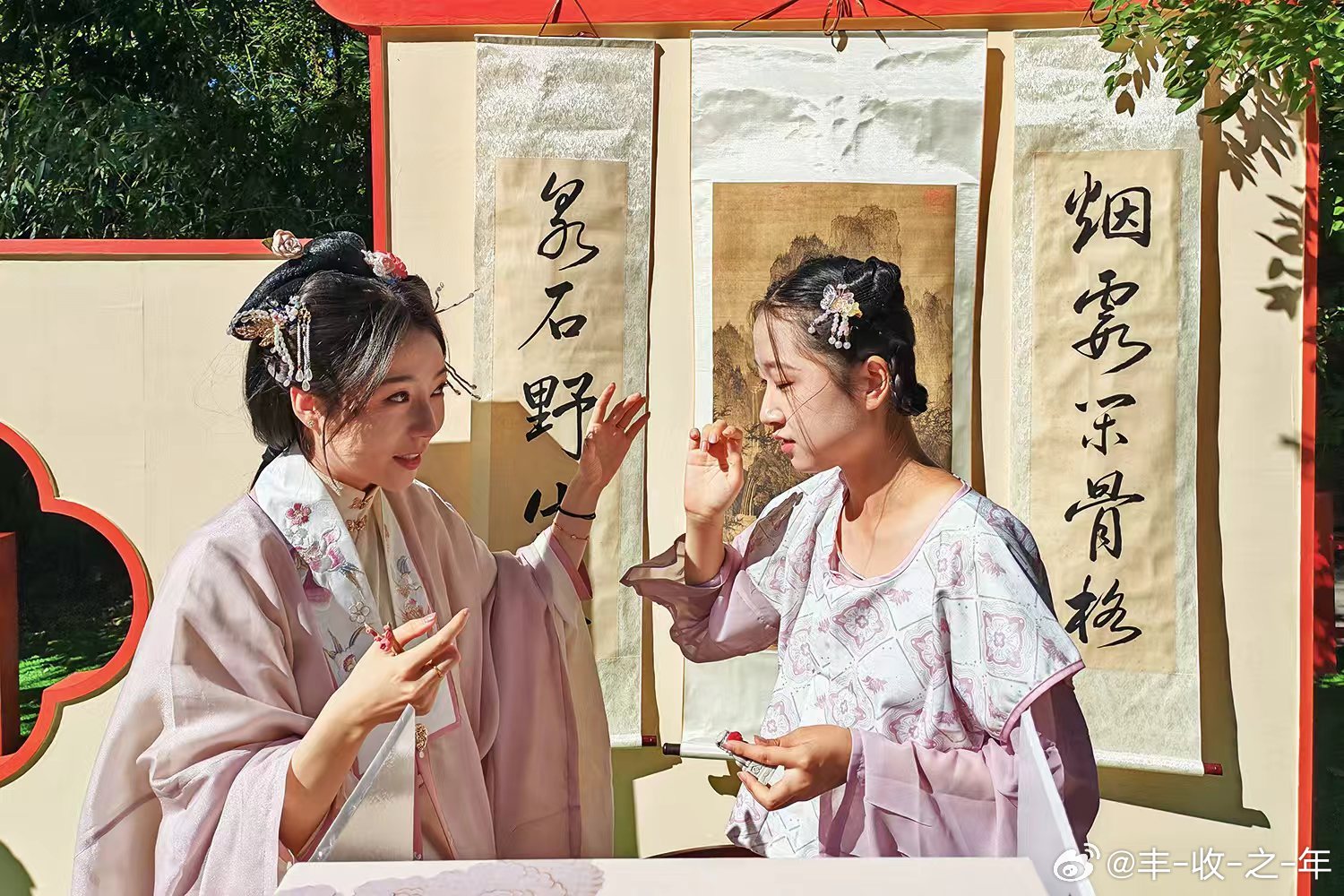 《如梦令·重演红楼梦》DeepSeek助填
黄叶村前游走，曹氏故居依旧。重演梦红楼，装扮书中诸秀。感受。感受。情节内容丰富。
拍摄于国家植物园北园曹雪芹纪念馆 ​