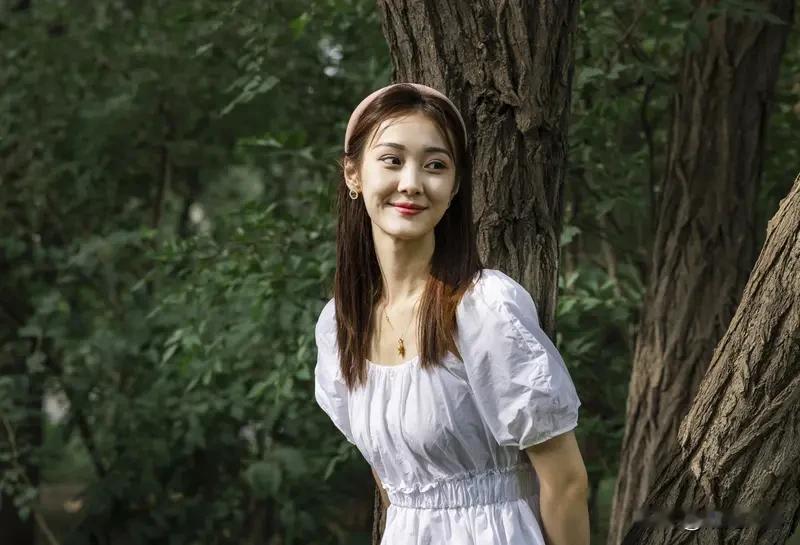 蓝蓝天空白云飘， 碧碧海水浪涛涛。 美女妖娆小蛮腰， 纤手胳膊修长腿。...