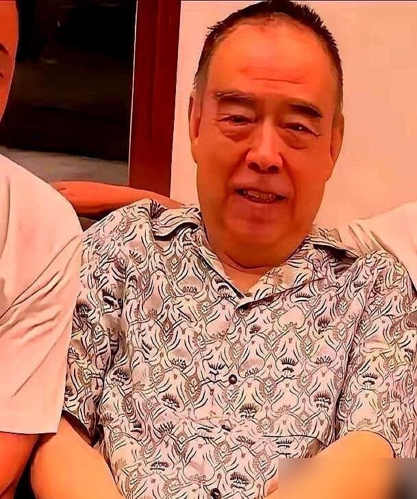 陈凯歌在家待客，脚上那双踩塌后跟的鳄鱼皮鞋，比手腕上的表还扎眼。几万块的鞋，他当拖鞋趿拉着，沙发上一靠，没半点端着的意思。
就在几天前，陈思诚还公开说，拍《神探之痕迹》让陈飞宇演颠覆性角色，提前跟他爸“报备”过。陈凯歌没拦，就一句：按你们想法来。
再往前，贾巴上采访，说自己在《志愿军》里演朝鲜军