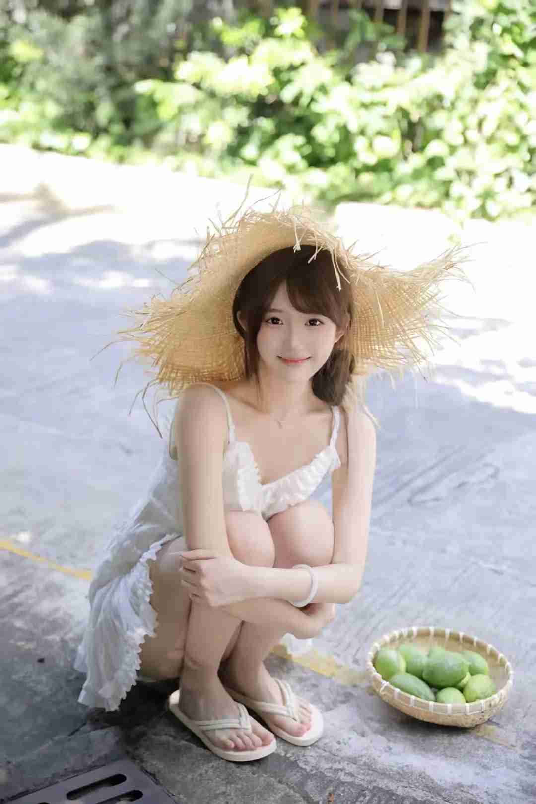 少女摄影|NO.0148期 纯欲少女吊带小白裙户外随拍 ?