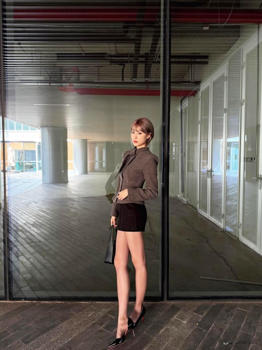 都市女郎的时尚穿搭，自信满满地走在街头！