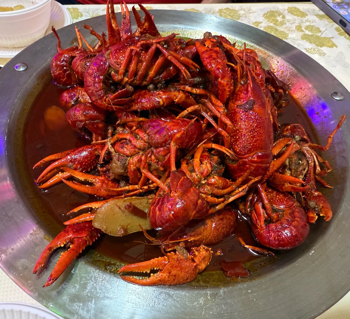 如果有人要找徽徽美食，再次强烈推荐蚌埠（beng bu）。
 比合肥好得不是一星半点。
 一上桌就知道不是预制菜，踩雷的少。
 来的这条街鱼虾馆，都吃不过来了，感觉每家都好吃。
 其实牛肉汤也可以直接来蚌埠喝，也非常美味。
 外面停的全是苏打头的车。 ​