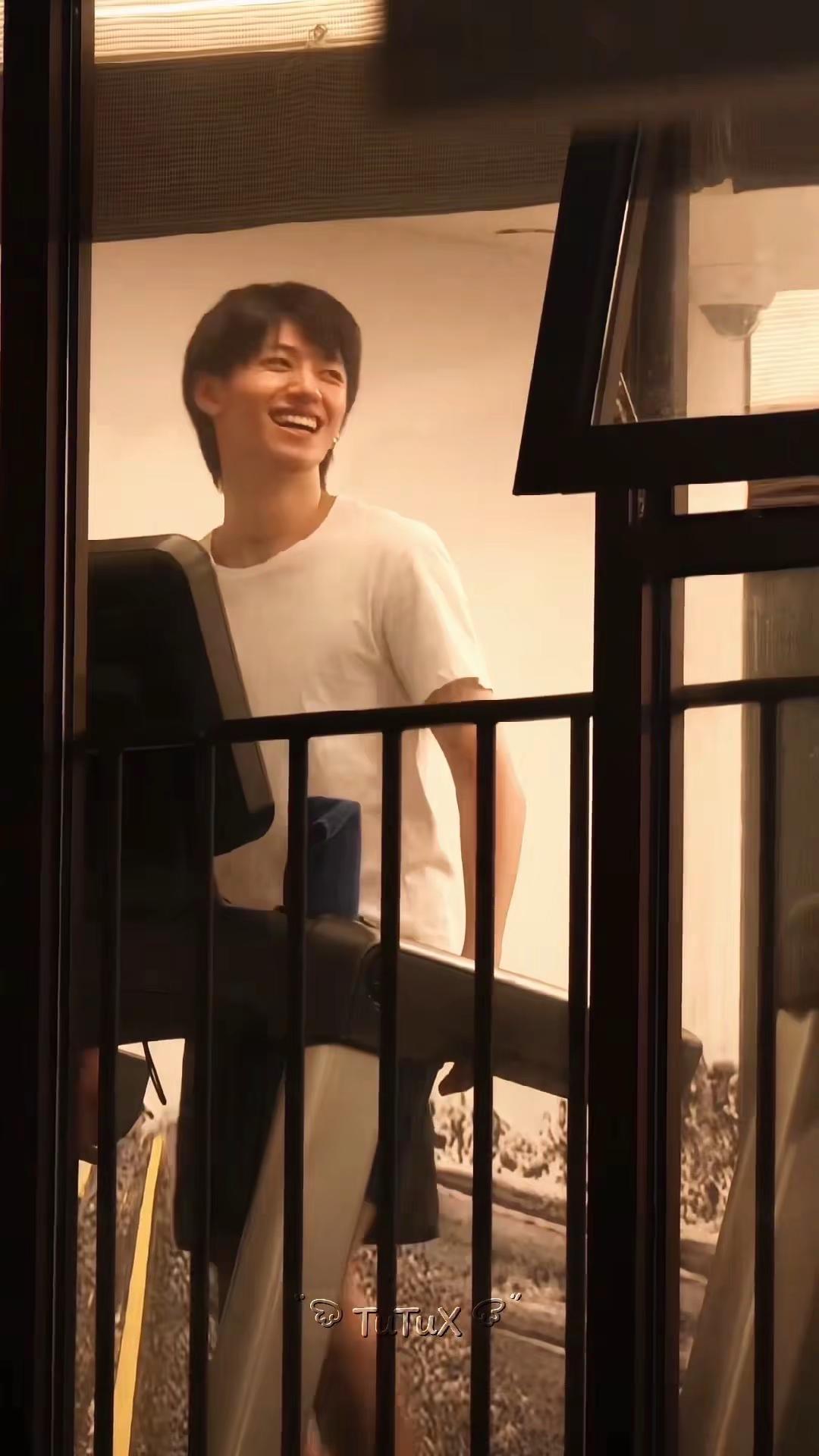 白衣…短裤…胸肌…跑步机…朱志鑫 fo