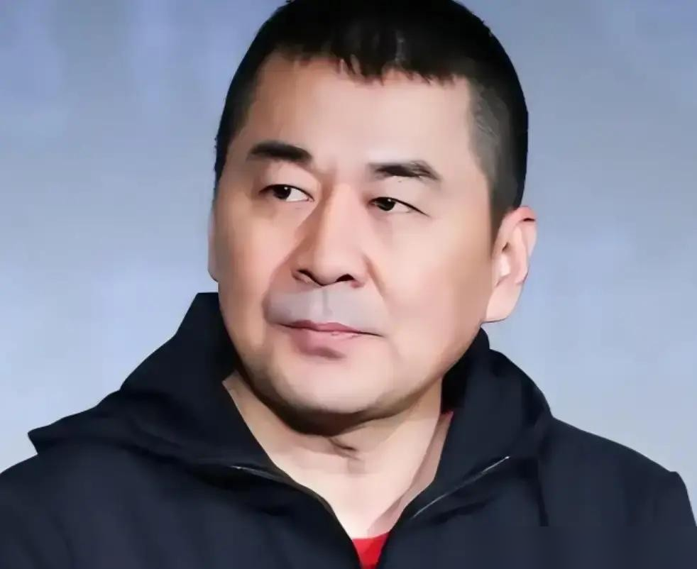 别被自媒体骗了！秦海璐拉走王新军根本不是护夫怼人！
这是《妻子的浪漫旅行》的游戏环节，规则就是无论对方说什么，都得答你说的对。
秦海璐先调侃我老公王新军比陈建斌帅，陈建斌才接了那句玩笑。
俩人是认识多年的中戏老同学，闹完转头就互相夸对方伴侣，全程没翻脸。
节目组和嘉宾都没当回事，根本不存在什
