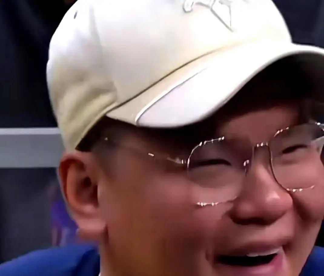 在满屏都是客套话的解说席上，也就巩晓彬敢当着全国观众的面，把杜锋和朱芳雨给扒个精光。
镜头扫过去，朱芳雨坐那儿还在看战术板，巩晓彬张嘴就来：瞧瞧朱总这日子过得多滋润，脸盘子吃得溜圆，眼镜都快被腮帮子上的肉给顶飞了。
旁边的解说搭档听得后背发凉，他倒好，越聊越刹不住车。
转头扯到杜锋的用人，坊间