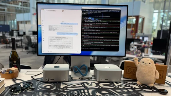 【Meta 和 Apple 将 Muse Spark 开源 AI 模型引入 Mac Studio】
	
Meta 今日宣布推出 Muse Spark Open，并称其为“迄今为止性能最强的美国开源重量级模型”。
	
Meta 与 Apple 合作，将 Muse Spark Open 带到 Mac 平台。该模型可以在配备两台 512GB 硬盘的 M5 Ultra Mac Studio 的桌面配置上运行，这两台 Mac Studio 均运行最新的 MLX 框架。Meta‌ CEO Mark Zuckerberg 感谢 Apple CEO John Ternus 与 Meta 的合作。
	
Muse Spark Open 总共有 8160 亿个参数，其中 420 亿个是活跃参数，上下文窗口大小为 100 万个标记。它专为编码和智能体工作而设计，Meta 表示它擅长处理扩展任务、多步骤推理和软件工程。
	
新款 Muse 模型经过优化，可在 Mac Studio 上运行。Meta 表示，M...