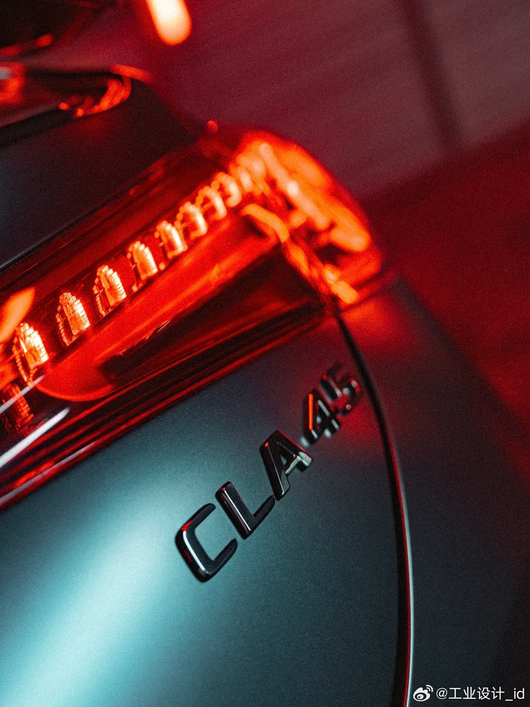 全新AMG CLA45纯电版本来到，680匹马力硬件实力拉满，这套模拟换挡座舱震动反馈很有意思，用电气化手段去复刻燃油AMG的驾驶氛围感，是很有想法的尝试。

转载于:mercedesamg #奔驰AMG #CLA45 #纯电性能车 #性能新能源 #新车发布# ​