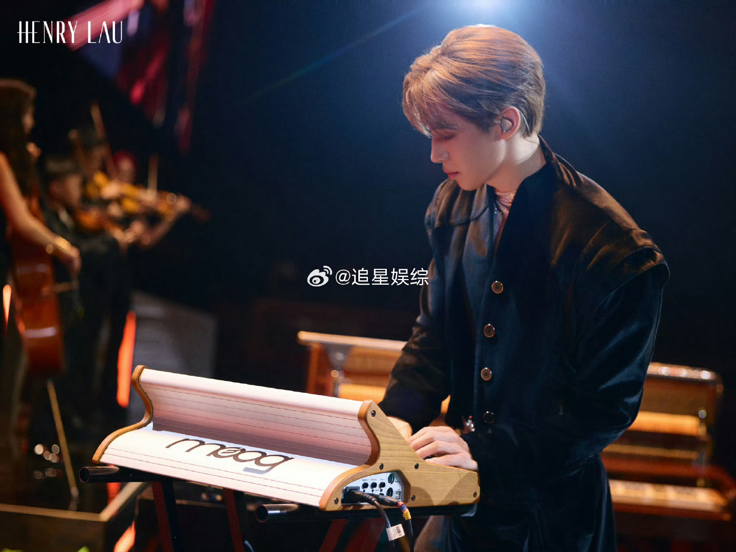 #彭昱畅来刘宪华演唱会了# 不是简单送个花篮就算祝福，特意抽空亲自到场，这份沉甸甸的心意比什么都动人。 ​
