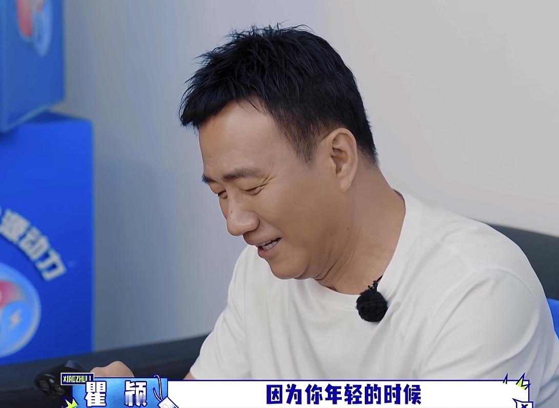 瞿颖说胡军年轻的时候也不显多年轻，胡军只用了一秒就接受了瞿颖的说法。
瞿颖：“因为你年轻的时候，也不显得多年轻，所以你现在也一点都不显岁数。”胡军：“我就没嫩过，真的。”
瞿颖这性子真的太直了，有什么想法直接就说出来了，胡军也是很同意瞿颖的说法，确实没嫩过，一直都是硬汉的形象。
胡军确实这么多年都没