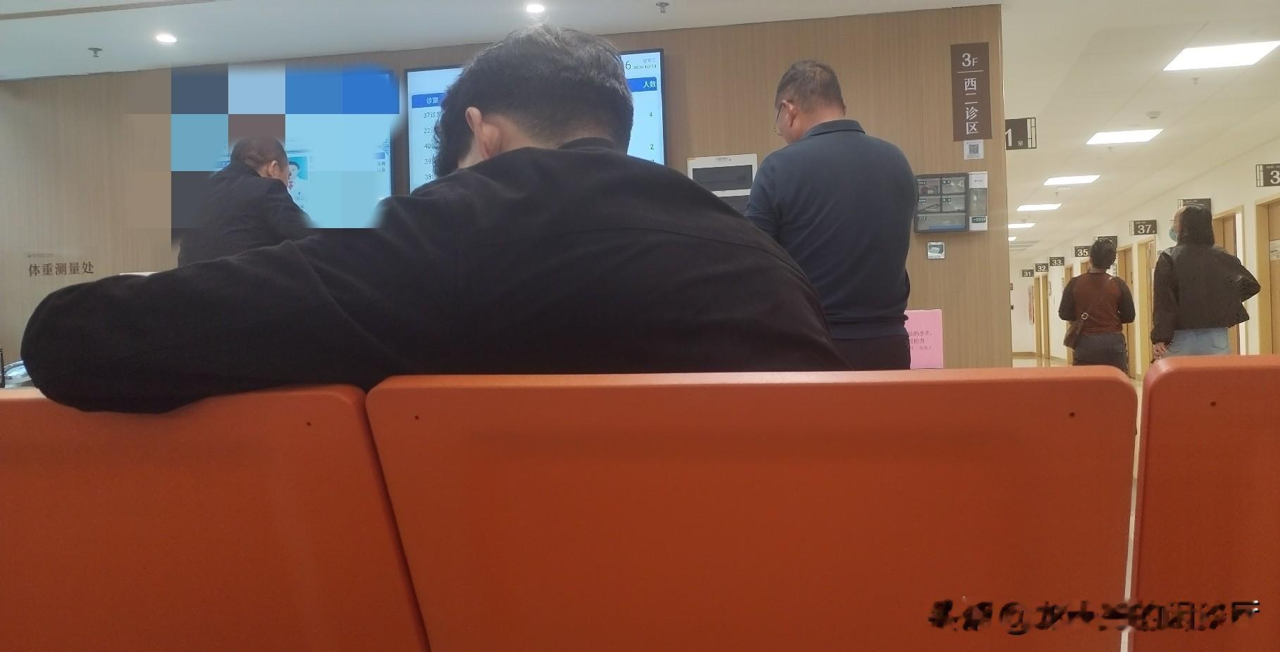 天呐，人防人都到这个地步了吗？近日有一位人性大师这么提醒那些结婚生子的人：如果孩子出生以后，一定要去做亲子鉴定。
人性大师说，这样做的目的，就是要确认一下亲子关系，他提醒那些人们不要过于自信。有很多事情常常出乎你的意料。
最怕的是什么？养了一二十年之后才发现自己当了冤大头，才发现孩子非亲生的。
这话