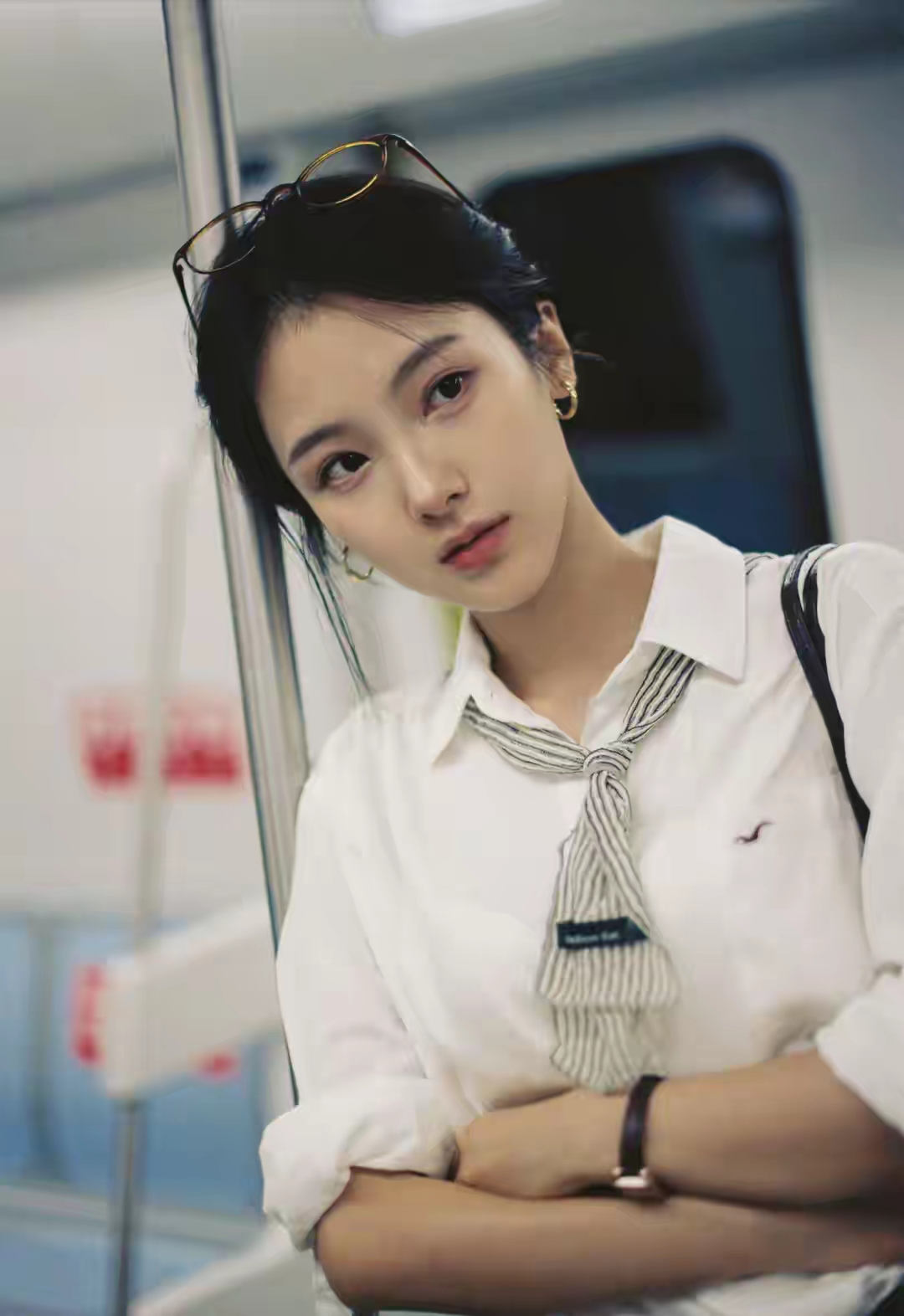 青春校园风，少女心满满！地铁偶遇，青春美少女