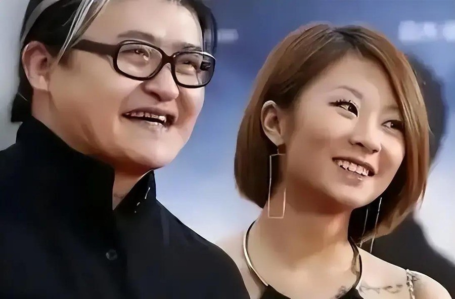刘欢中秋去世讣告只写病逝两字，女儿去年刚嫁重庆清华学霸，婚礼只摆8桌，如今死因被编出三个版本全网疯传
讣告发出不到一小时，网上已经炸了。死因被编出三个版本：腹泻引发心梗、肝癌、股骨头坏死并发症。一个知名投资人发短视频“明确说明”刘欢死因是肝癌，还呼吁其他博主停止胡乱解读。
更荒唐的是，“妻子曝死因、