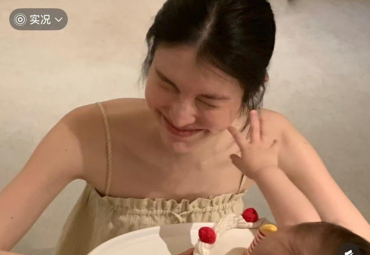 37岁何穗生日和儿子周岁撞同一天，不办豪华派对只在家亲手布置，网友：这简单日子咋看得人心里暖 ​