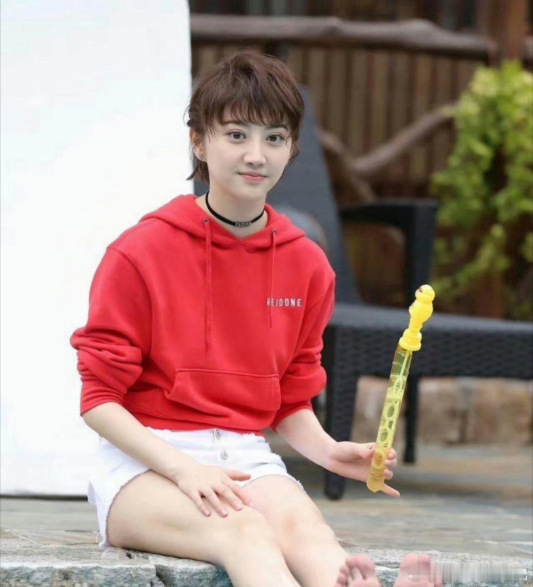 这竟然是路人镜头拍下景甜的生图，没有滤镜没有后期精修，原生状态依旧吸睛，不愧是大家口中的富贵花 ​