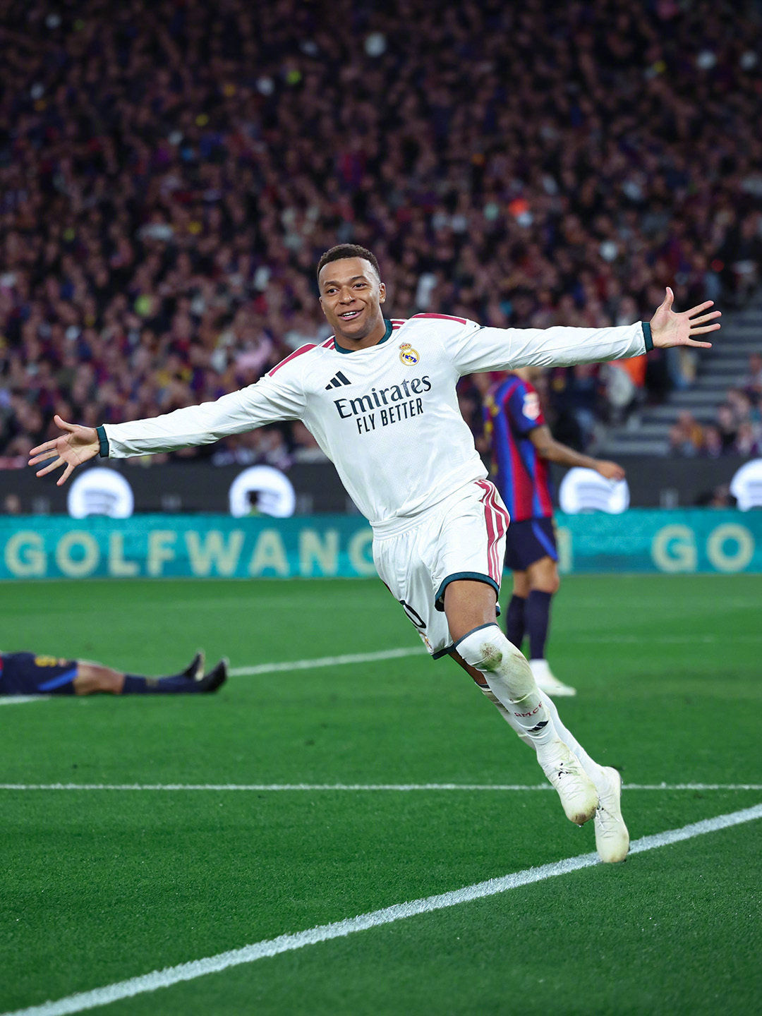 一瞬间牵动旧日心跳🤍

下一秒继续为眼前欢呼🥰

#皇马[超话]# #halamadrid# #国家德比# #巴萨1比2皇马# ​