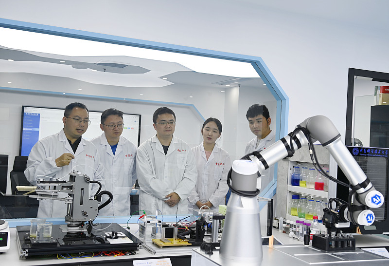 AI推动数学突破这事，真的不是把计算器升级那么简单。
之前困扰学界百年的纳维—斯托克斯方程“爆破”问题，OpenAI靠上千上万个智能体协作，88小时就推进到完整问题的研究环节，换作传统数学家单打独斗，可能要耗上数年甚至几十年。
以前数学家要自己在海量数据里刨规律，试错