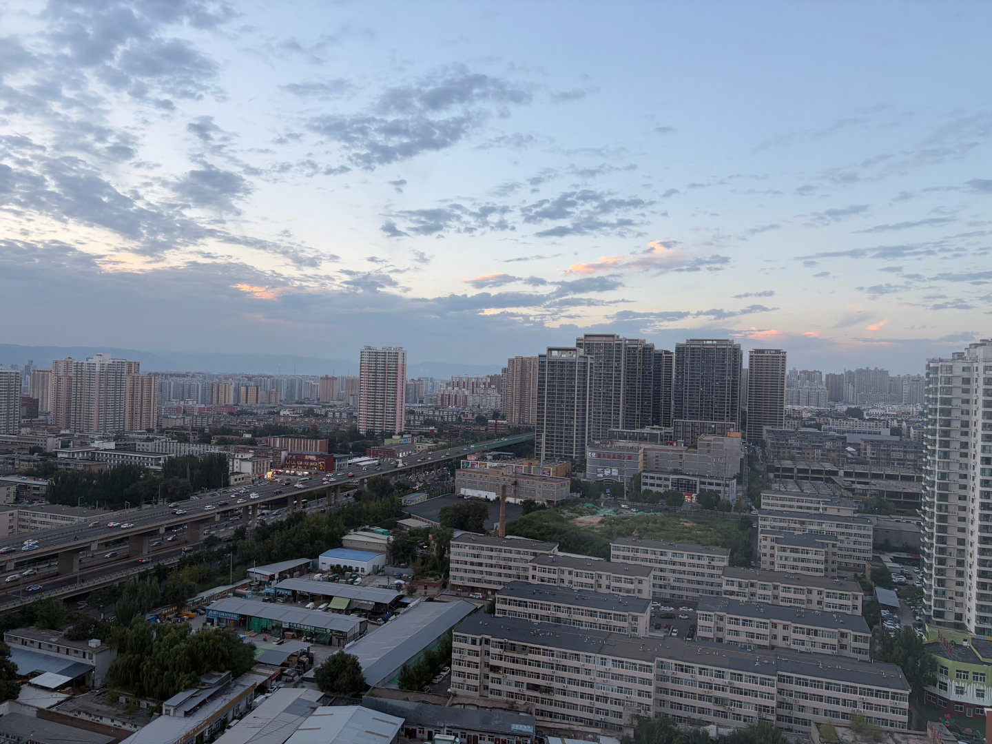 #多个强二线城市房价腰斩#在太原好房子依然不便宜，带学校的，公摊小的，或者一些视野位置好的，感觉没咋降。

是那些新修起来的，偏僻的那些房子，不带学校的那些房子，价格都在下降。 ​