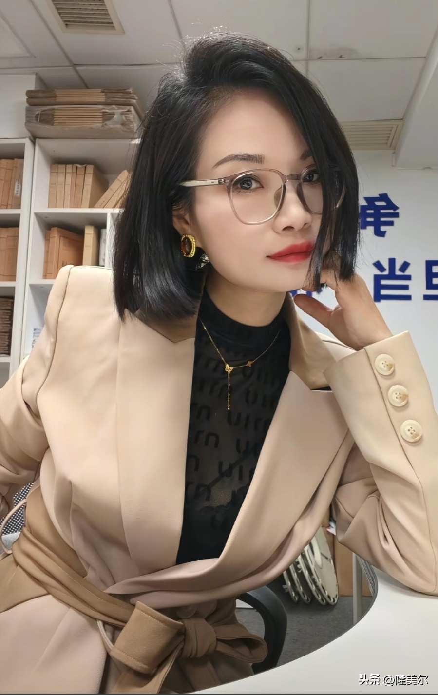 厚黑丝这玩意儿，时尚感那是杠杠的。就说孙怡上《时尚芭莎》封面，一条简单...