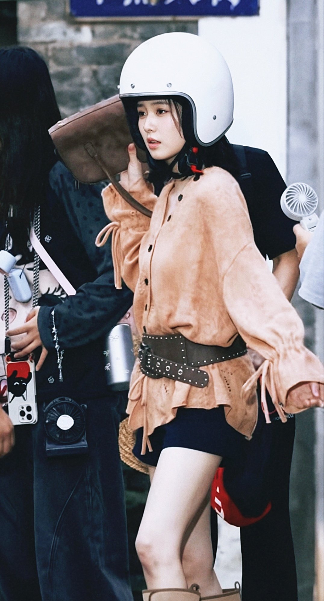 王韵娜包里到底有什么？怎么谁来都抢？白鹿开到荼蘼路透，包包又被人惦记上，白鹿抡包揍人！ ​